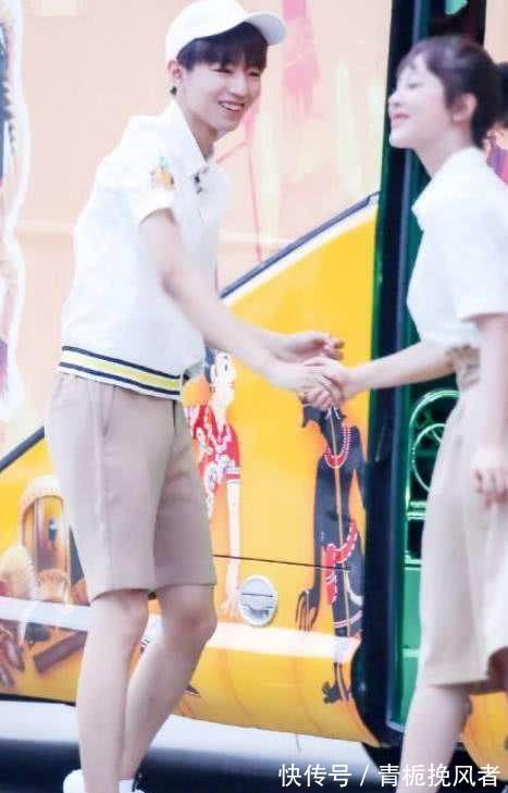 王俊凯|王俊凯和她手牵手，小凯不仅没有害羞，还笑得可甜了