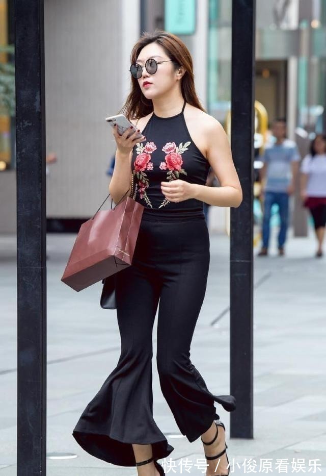 吊带连衣裙 别致蓝色“瑜伽裤”,搭配粉色针织衫,时尚精致