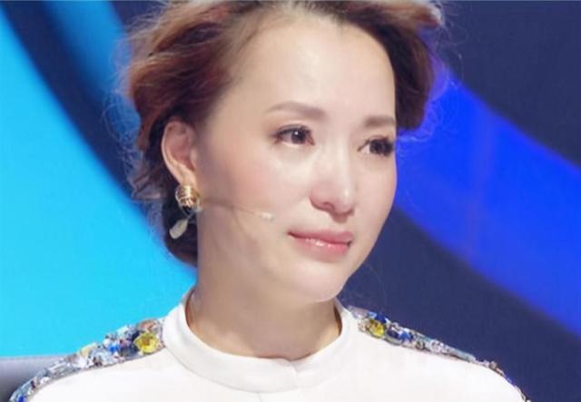 “为什么要让儿子加入美国国籍？”面对记者的质疑，董卿做出解释