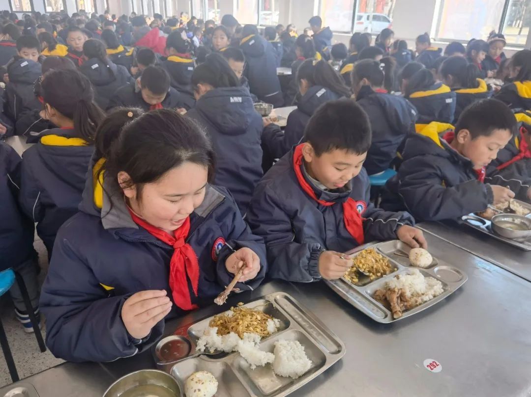 孩子们|龙河小学全面保障师生健康饮食，只为守护“舌尖上”的健康