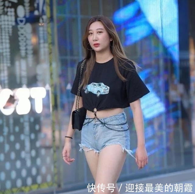 牛仔短裤 黑T恤搭配牛仔短裤,即朝气又魅力,不愧为是“追潮”族