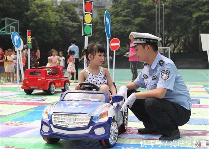 小家伙们|5岁双胞胎在家贪玩不懂事,打开防盗窗从6楼坠落,宝妈当场崩溃