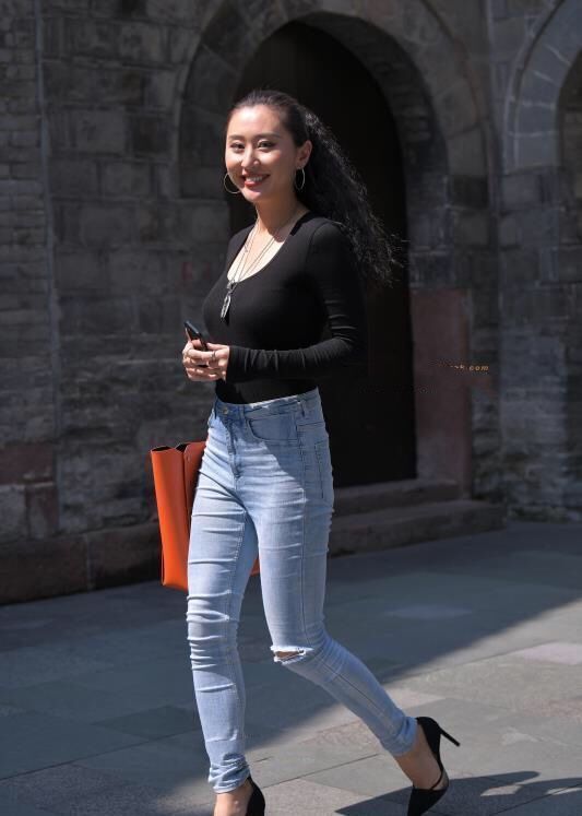 黑色|街拍:小姐姐身穿黑色上衣配浅色短裤,长得好甜美