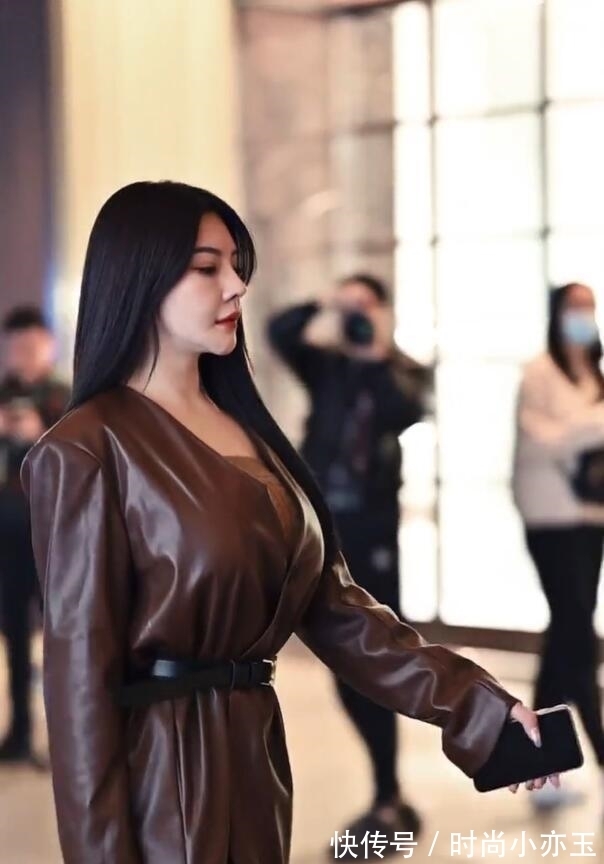 美女|皮裙美女散发着高级感,随性的穿搭,一般人驾驭不了