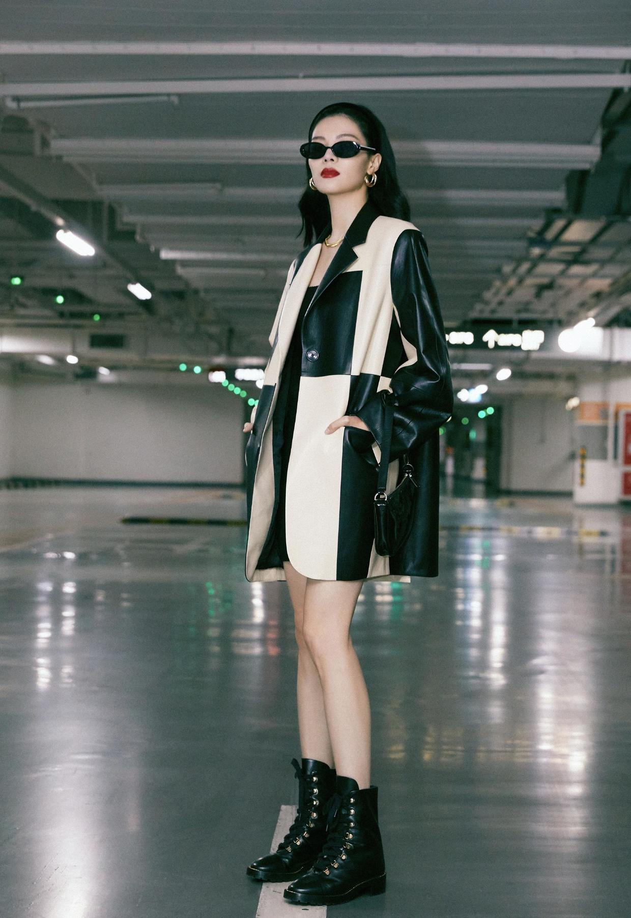 气质|钟楚曦的气质无可挑剔,蝴蝶印花套装秀好身材,高挑曼妙不输超模