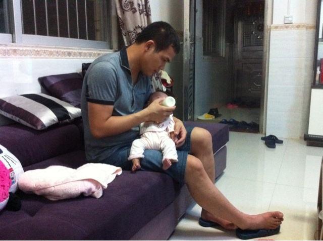爸爸|“佛系奶爸”走红网络,用“臭袜子”给孩子喂奶,宝妈哭笑不得