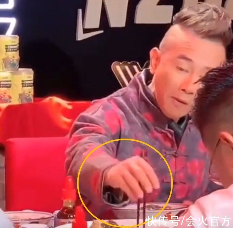 53岁陈小春被嘲没教养,宴席上乱翻菜,曾因喝粥被应采儿打耳光