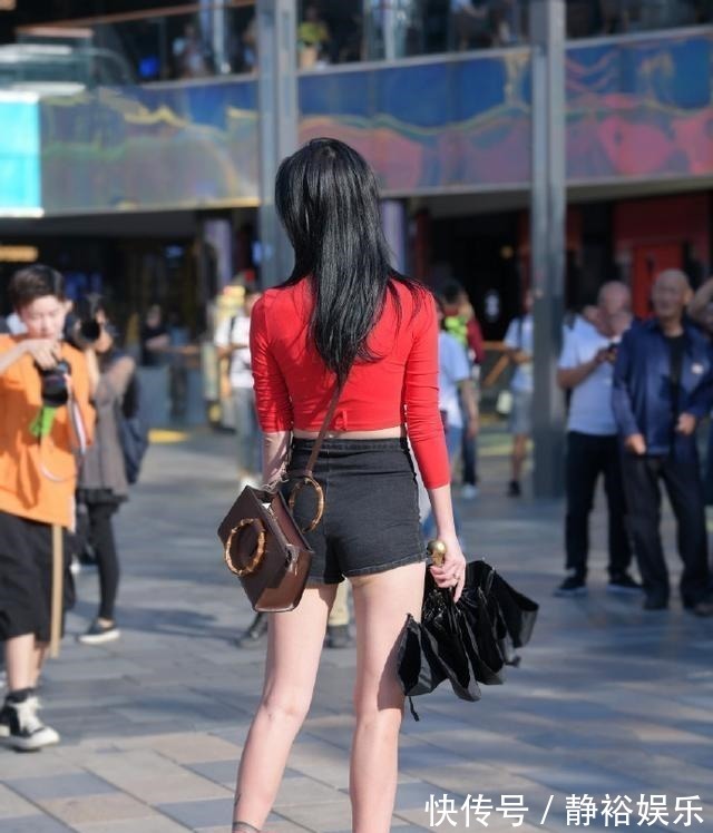齐臀 女孩如此穿搭,街头吸引路人的眼球,这就是传说中的魅力!