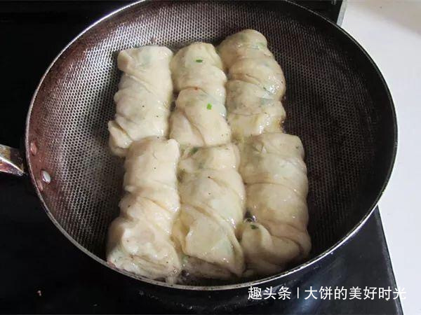 大饼|面粉不做馒头跟油条，教您做花卷，不发面，8分钟出锅，鲜香松软