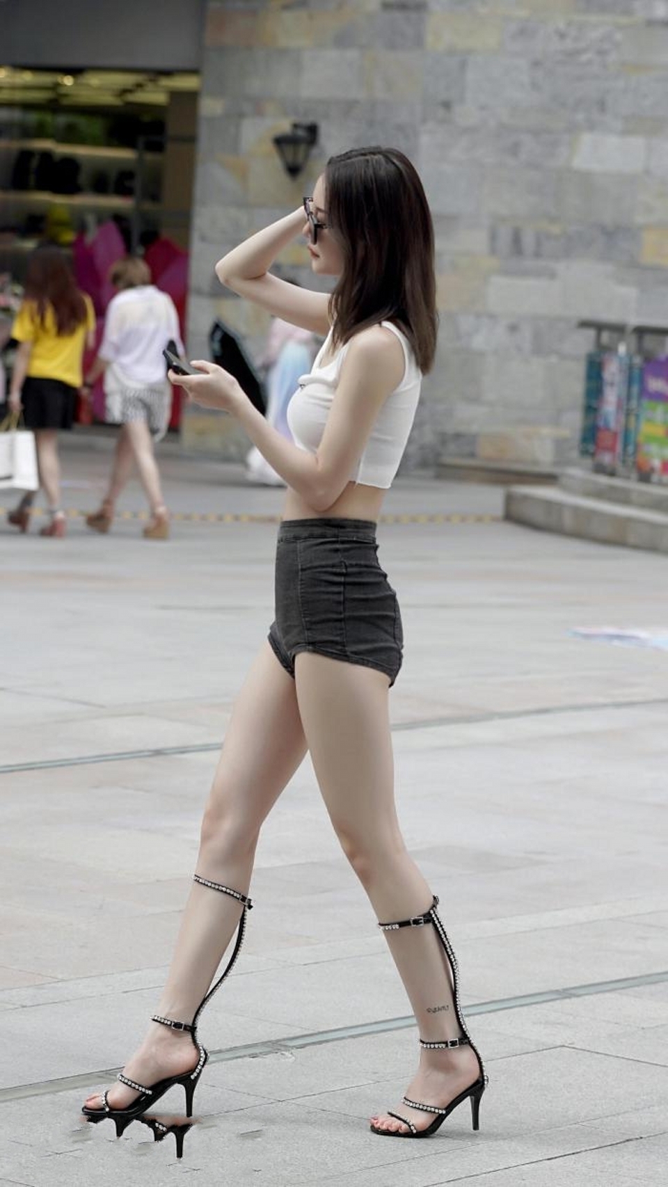 路人街拍，小姐姐穿着一条白色的休闲裤，气质轻熟知性