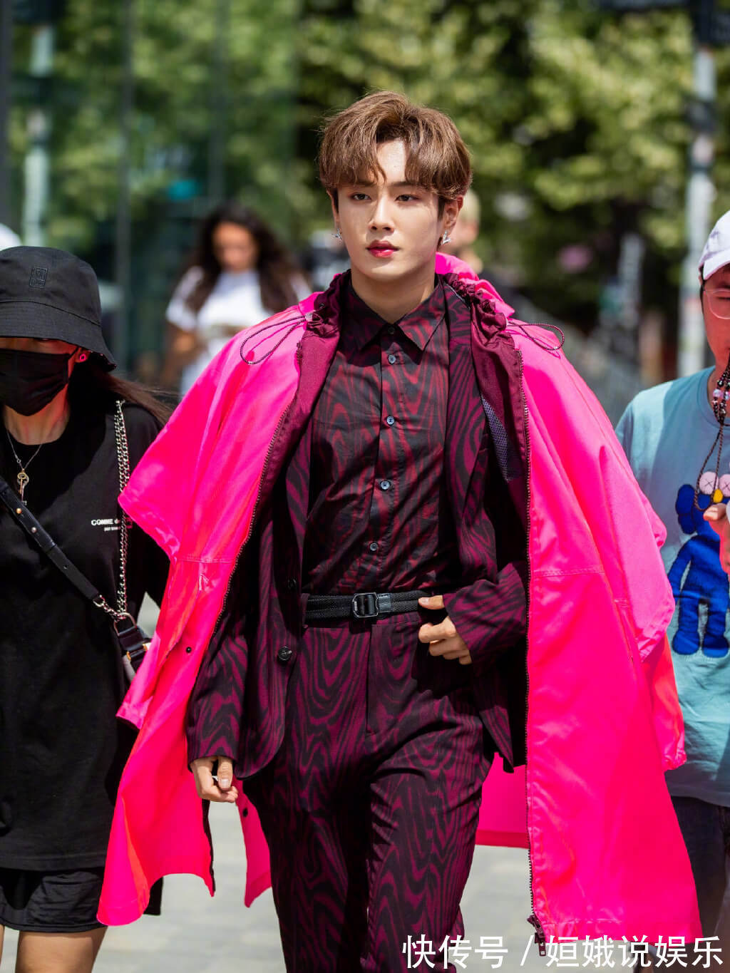 斑馬紋|李汶翰衣品成謎明明西裝造型這么帥，卻還硬要搭配熒光粉斗篷