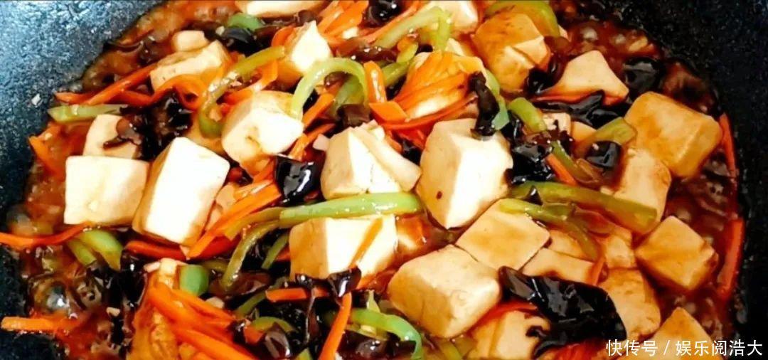 焖面|豆腐这样做比肉还香,不煎不炸,出锅连汤汁都不剩