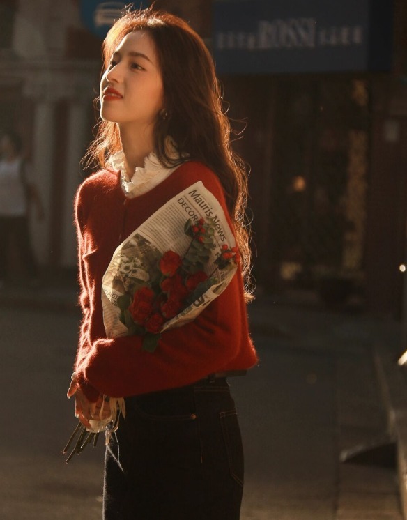 冬天|冬天也要穿的好看精致,试试“针织衫+半身裙”,氛围感觉了!