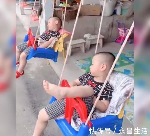 哄睡神器|院子里的“哄睡神器”火了,双胞胎兄弟睡得真香,网友挺会享受