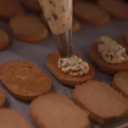  好吃|竟然比马卡龙还好吃，朗姆葡萄夹心饼干，超全配方+图解大曝光