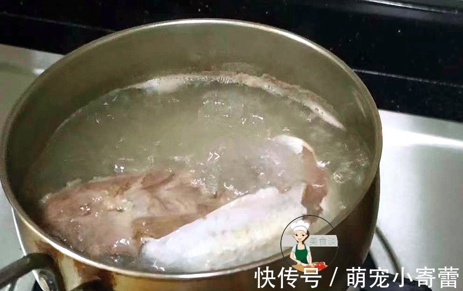 秋天吃牛羊肉不如吃它,35元一条,煮好切片淋上料汁,滋补又馋人