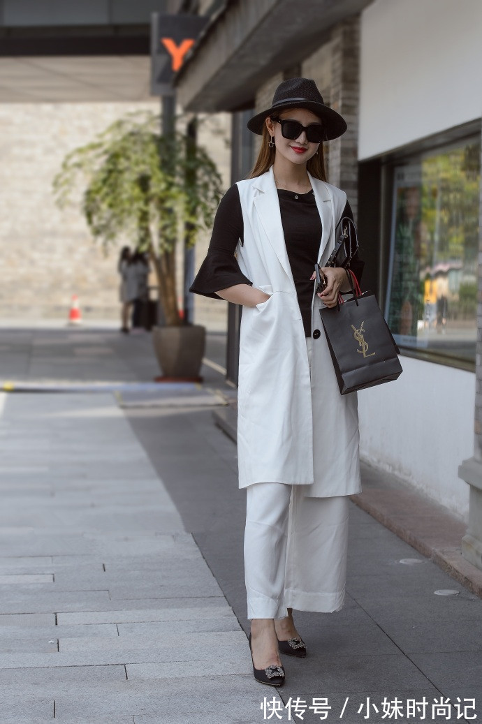 街拍 成都街拍,纯白色衬衫搭配白色不规则短裙,简约又百搭