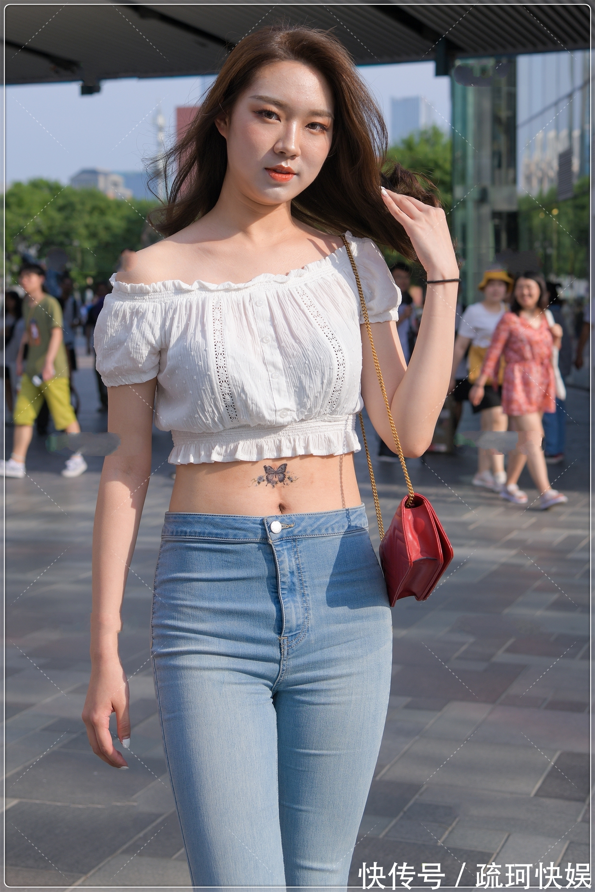 露脐装 一字肩露脐装搭配牛仔喇叭裤,版型独特,时尚范十足