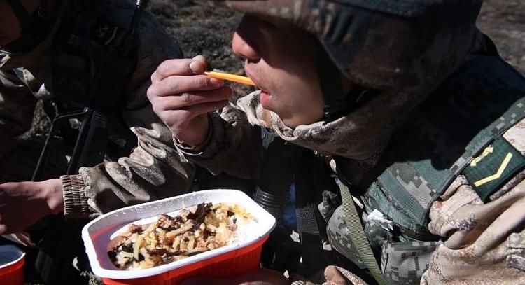 西藏军区某边防|海拔4500多米,边防官兵吃上了自热火锅