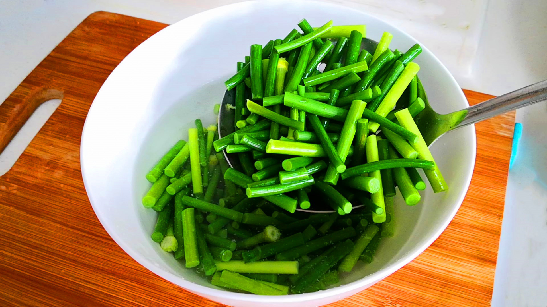 饭店|蒜苔怎么炒才好吃原来有秘诀,多加关键1步,蒜苔又香又入味