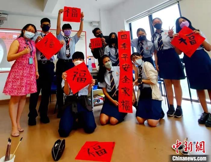 孔子学院|中马青少年元宵佳节同写春联庆新春