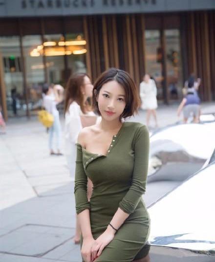 长筒袜 短装长袖上衣搭配黑色修身长裤,温婉简约,貌美如花