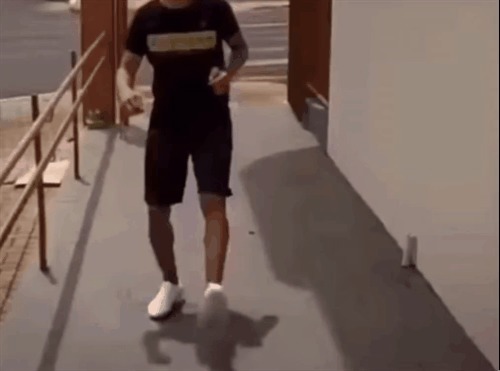 |搞笑GIF段子:现在的妹子是不是在家里待久了,都开启不正常舞蹈模式了?