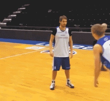 |搞笑GIF动图,给家里的金毛洗个澡之后,它自闭了!