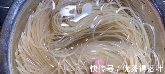 这个我家一周吃三次，一拌上锅一蒸，筋道Q弹蘸料吃真美味！