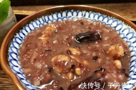 红枣核桃|冬季,皮肤暗沉别害怕,女人多吃它,小脸红润,不催老