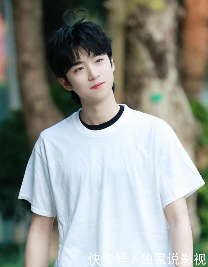 杨幂力挺周柯宇,起底INTO1成员的原公司,谁的背景更硬?