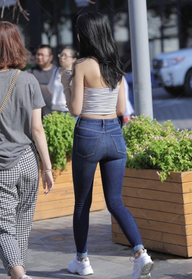 格纹 格纹抹胸装吸引路人的眼球,经典高腰牛仔裤突显大长腿更有魅力