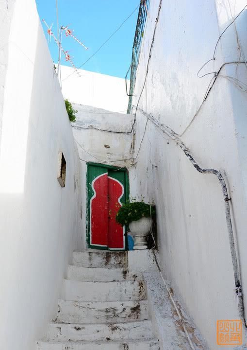 春雪|非洲最梦幻蓝白小镇,在草席咖啡馆抽水烟喝甜茶,这里的惬意不输圣托里尼