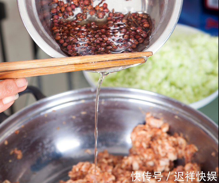 肉馅|做白菜馅，用盐杀水还是下锅焯水都不对，教你一招，鲜香又多汁