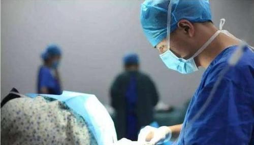 孕妇|26岁孕妇生下龙凤胎,正要缝合时她却大叫“等下”,医生满脸无奈