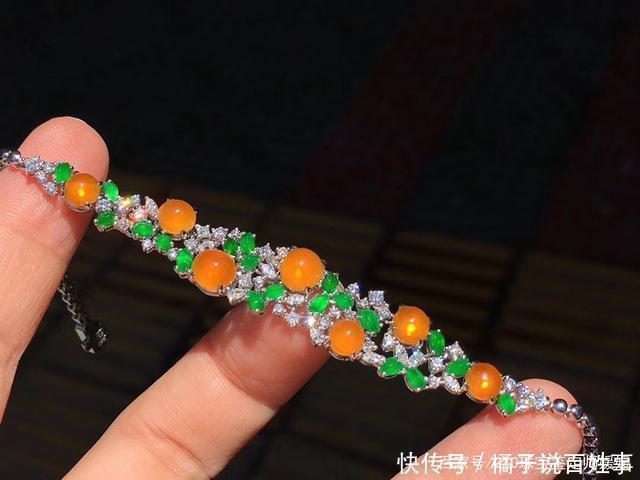 这个季节的色彩用首饰来表达，将珠宝佩戴在身，彰显浓浓的中国风