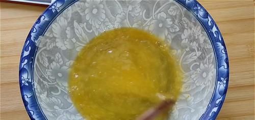 2.不要做得太大了，外边酥得直掉渣，吃着更香甜，真过瘾