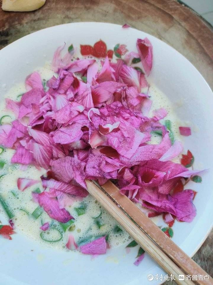 木槿花|壹粉食堂｜冒着鲜花香气的美食！自制木槿花鸡蛋饼，你吃过吗？