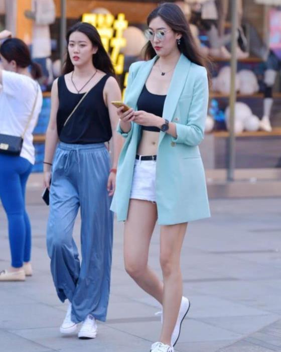 街拍：头戴酷酷的太阳镜美女，短袖搭配休闲裤，凸显清新细腻的女人味