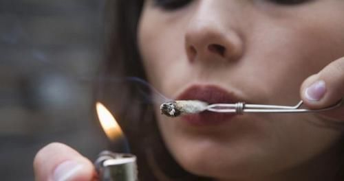 经常吸烟的人,睡前若有3种现象,可能是提醒你需要“戒烟”了