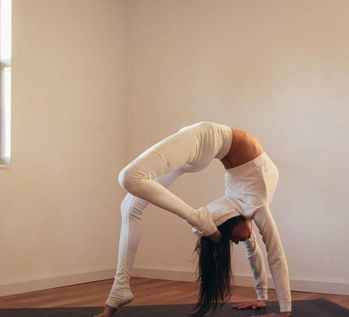 腹肌|睡前极致伸展,像她一样练出超美的微腹肌,曲线好养眼