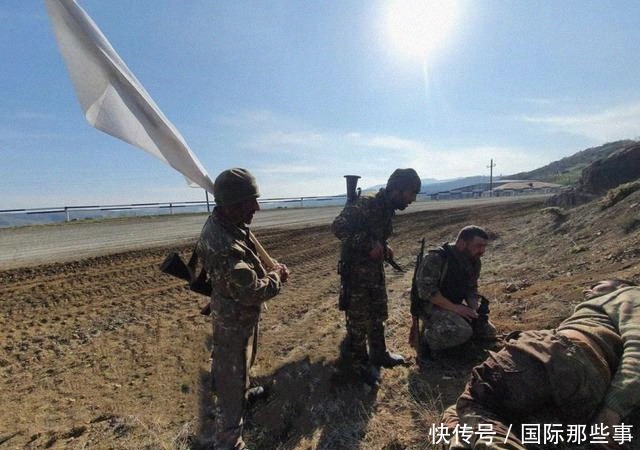 割地|亚美尼亚战败＂割地＂，士兵举白旗进场：遍地尸骸中无一幸存战友