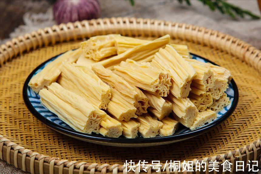 泡腐竹，不要放在水里就泡，饭店常用这方法，泡发快速不夹生