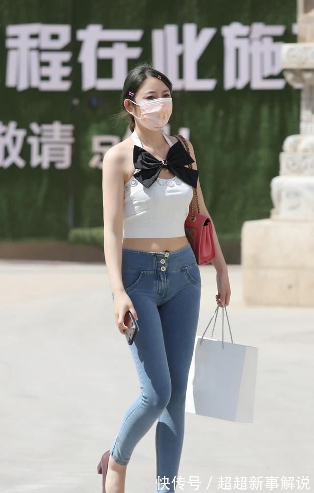 打底裤 白色舒适吊带搭配蓝色怀旧打底裤会更加时尚性感！