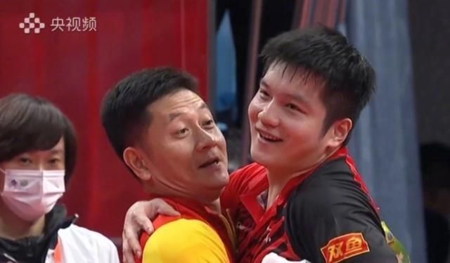 挺举|挺举失败！樊振东夺冠教练尝试抱起他庆祝，似乎抱起又没完全抱起来