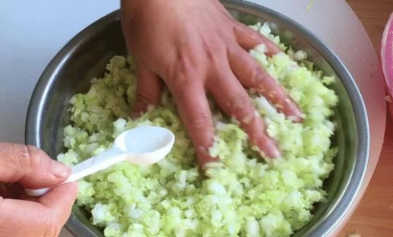  白菜做馅时，调馅前“多做一步”，饺子不出水更好包，鲜香多汁