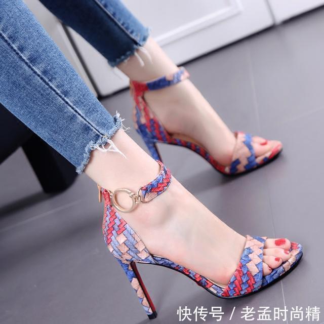 女人都最爱高挑显脚瘦的高跟鞋,不是没有道理的