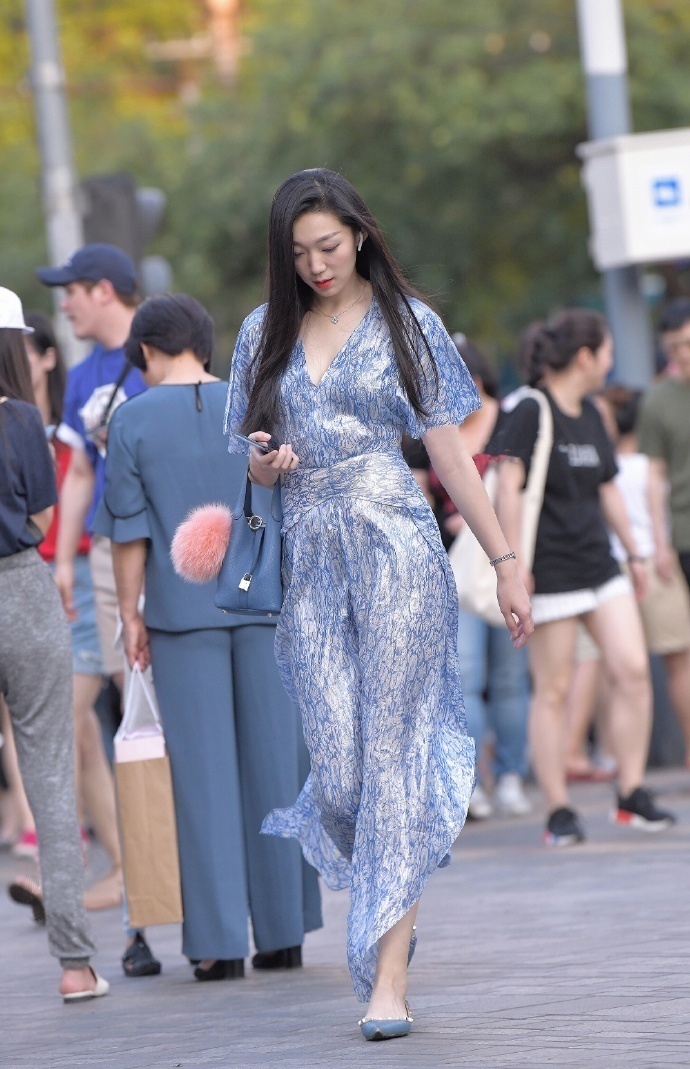 小姐姐|穿搭丝滑长裙美女,在走动间显得飘逸感十足