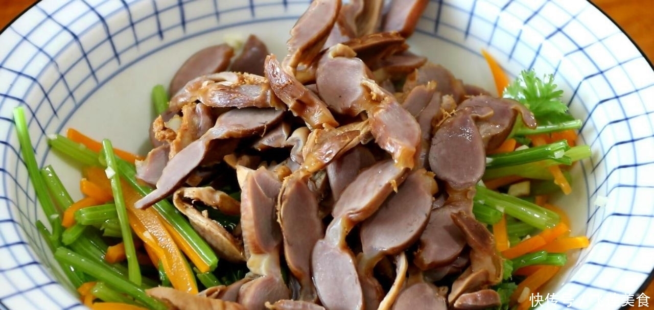 凉拌鸡胗别直接焯水,先卤后拌更入味,脆嫩爽口,下饭又下酒