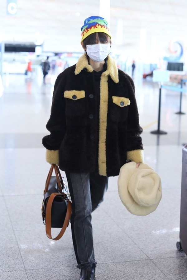 周笔畅真挺皮的, 戴着花帽子出门, 感觉很有儿童感, 真挺嫩的